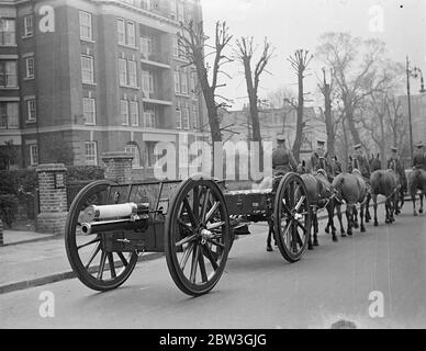 Vier Gewehrteams nehmen Royal Beerdigung Gewehr Wagen von St Johns Wood nach Woolwich. Die Prozession verlassen St Johns Wood Kaserne . 20 März 1935 Stockfoto