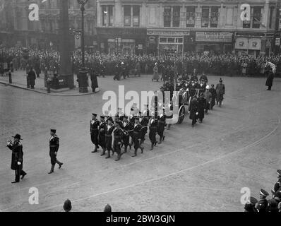 Trauerzug von Earl Beatty von Horse Guards nach St. Paul ' s . Zwei Königliche Herzöge, der Herzog von York, der den König repräsentiert, Und der Herzog von Kent ging hinter dem Sarg, als die Beerdigungsprozession des Admiral der Flotte Earl Beatty durch die Londoner Straßen auf seinem Weg von der Horse Guards zur St. Paul ' s Cathedral ging, Wo der Körper gelegt wurde, um in der Nähe des Grabes von Lord Nelson ruhen. Der Sarg war mit der Flagge bedeckt, die von Beatty ' s Flaggschiff in der Schlacht von Jütland geflogen wurde. Foto zeigt, die courtege Kreuzung Lagate Circus. 16 März 1936 Stockfoto