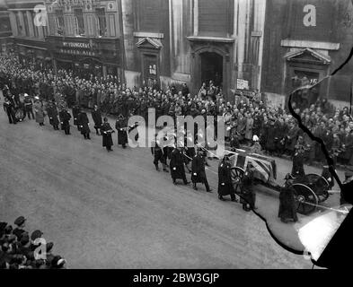 Trauerzug von Earl Beatty von Horse Guards nach St. Paul ' s . Zwei Königliche Herzöge, der Herzog von York, der den König repräsentiert, Und der Herzog von Kent ging hinter dem Sarg, als die Beerdigungsprozession des Admiral der Flotte Earl Beatty durch die Londoner Straßen auf seinem Weg von der Horse Guards zur St. Paul ' s Cathedral ging, Wo der Körper gelegt wurde, um in der Nähe des Grabes von Lord Nelson ruhen. Der Sarg war mit der Flagge bedeckt, die von Beatty ' s Flaggschiff in der Schlacht von Jütland geflogen wurde. Foto zeigt, die courtege vorbei Ludgate Hill zu St. Paul ' s. 16 März 1936 Stockfoto