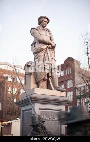 AMSTERDAM, NIEDERLANDE - 27. Dezember 2019 - Details der Nachtwache, Rembrandtplein, Statue des Bildhauers Louis Royer Stockfoto