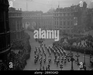 Trauerzug von Earl Beatty von Horse Guards nach St. Paul ' s . Zwei Königliche Herzöge, der Herzog von York, der den König repräsentiert, Und der Herzog von Kent ging hinter dem Sarg, als die Beerdigungsprozession des Admiral der Flotte Earl Beatty durch die Londoner Straßen auf seinem Weg von der Horse Guards zur St. Paul ' s Cathedral ging, Wo der Körper gelegt wurde, um in der Nähe des Grabes von Lord Nelson ruhen. Der Sarg war mit der Flagge bedeckt, die von Beatty ' s Flaggschiff in der Schlacht von Jütland geflogen wurde. Foto zeigt, die Trauerprozession über Trafalgar Square mit Admiralty Arch in der Rückseite Stockfoto