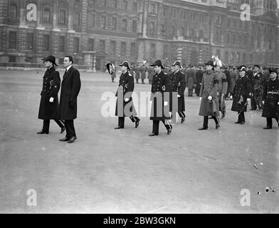 Königliche Herzöge gehen hinter Admiral 's Sarg. Trauerzug von Earl Beatty von Horse Guards zu St. Paul 's . Der neue Earl Beatty gefolgt von der Herzog von York und der Herzog von Kent in der Prozession, wie es verließ die Horse Guards für St. Paul 's. 16 März 1935 Stockfoto