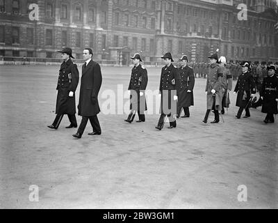 Königliche Herzöge gehen hinter Admiral 's Sarg. Trauerzug von Earl Beatty von Horse Guards zu St. Paul 's . Der neue Earl Beatty gefolgt von der Herzog von York und der Herzog von Kent in der Prozession, wie es verließ die Horse Guards für St. Paul 's. 16 März 1935 Stockfoto