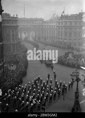 Trauerzug von Earl Beatty von Horse Guards nach St. Paul ' s . Zwei Königliche Herzöge, der Herzog von York, der den König repräsentiert, Und der Herzog von Kent ging hinter dem Sarg, als die Beerdigungsprozession des Admiral der Flotte Earl Beatty durch die Londoner Straßen auf seinem Weg von der Horse Guards zur St. Paul ' s Cathedral ging, Wo der Körper gelegt wurde, um in der Nähe des Grabes von Lord Nelson ruhen. Der Sarg war mit der Flagge bedeckt, die von Beatty ' s Flaggschiff in der Schlacht von Jütland geflogen wurde. Foto zeigt, die Trauerprozession über Trafalgar Square mit Admiralty Arch in der Rückseite Stockfoto