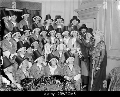 Der Chor der Royal Welsh Ladies Proben in London, bevor der World Song Up gespielt wird. Der Royal Welsh Ladies Choir, den Mme Clare Novelle Davies auf eine Gesangsreise durch die Welt nimmt, probt bei Mme Davies London zu Hause für ihre Tour. Die hofft, die Tour zu einer Mission des Friedens zu machen, besteht aus den brillantesten Sängern Wales produzieren kann. Viele von ihnen sind Töchter des ursprünglichen Welsh Choir, die eine Menge von 25 begeistert gehalten, 000 in Chicago im Jahr 1893. Auf ihrer Tour werden die Mädchen walisische Kostüme, hohe Hüte und Schnallschuhe tragen. Foto zeigt den Royal Welsh Ladies Chor rehe Stockfoto