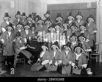 Der Chor der Royal Welsh Ladies Proben in London, bevor der World Song Up gespielt wird. Der Royal Welsh Ladies Choir, den Mme Clare Novelle Davies auf eine Gesangsreise durch die Welt nimmt, probt bei Mme Davies London zu Hause für ihre Tour. Die hofft, die Tour zu einer Mission des Friedens zu machen, besteht aus den brillantesten Sängern Wales produzieren kann. Viele von ihnen sind Töchter des ursprünglichen Welsh Choir, die eine Menge von 25 begeistert gehalten, 000 in Chicago im Jahr 1893. Auf ihrer Tour werden die Mädchen walisische Kostüme, hohe Hüte und Schnallschuhe tragen. Foto zeigt den Royal Welsh Ladies Chor rehe Stockfoto