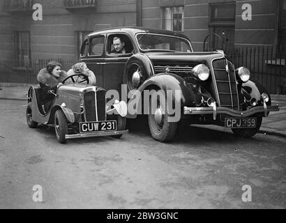 Billigstes britisches Auto in London demonstriert. Zu und ein halbes Pferd Motor fährt 80 Meilen auf Gallone Benzin. Das neue Scouts Auto. April 1935 Stockfoto