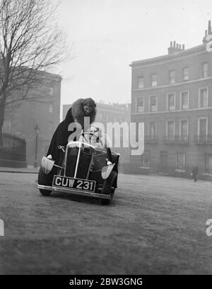 Billigstes britisches Auto in London demonstriert. Zu und ein halbes Pferd Motor fährt 80 Meilen auf Gallone Benzin. Das neue Scouts Auto. April 1935 Stockfoto