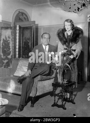 Douglas Fairbanks und seine Frau kehren nach den Flitterwochen nach London zurück. Douglas Fairbanks fotografierte mit seiner Frau in seinem Londoner Hotel. 20 März 1935 Stockfoto