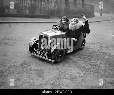 Billigstes britisches Auto in London demonstriert. Zu und ein halbes Pferd Motor fährt 80 Meilen auf Gallone Benzin. Das neue Scouts Auto. April 1935 Stockfoto