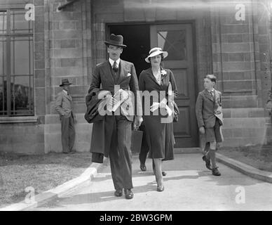 Herr Eden reist mit dem Flugzeug nach Genf. Anthony Eden, der Minister für Angelegenheiten des Völkerbundes, verließ Croydon per Flugzeug nach Paris auf dem Weg nach Genf, um an der Tagung des Legalrates teilzunehmen. 31 Juli 1935 Stockfoto