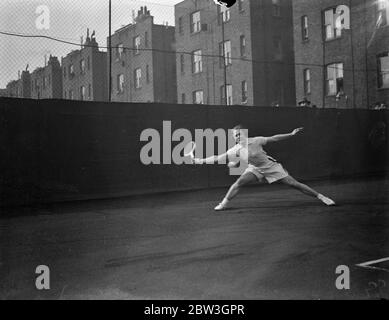 Mary Heeley schlägt Betty Nutall im Paddington Finale. Miss Mary Heeley im Spiel. April 1935 Stockfoto