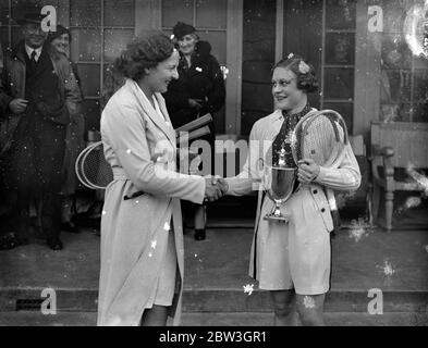 Mary Heeley schlägt Betty Nutall im Paddington Finale. Miss Betty Nutall gratuliert Miss Mary Heeley nach dem Spiel. April 1935 Stockfoto