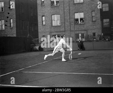 Mary Heeley schlägt Betty Nutall im Paddington Finale. Miss Mary Heeley im Spiel. April 1935 Stockfoto