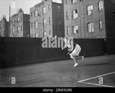 Mary Heeley schlägt Betty Nutall im Paddington Finale. Miss Betty Nutall im Spiel. April 1935 Stockfoto