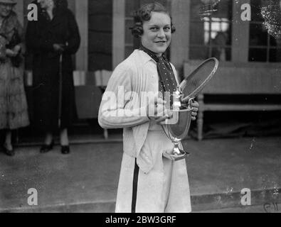 Mary Heeley schlägt Betty Nutall im Paddington Finale. Mary Heeley mit Tasse nach dem Spiel. April 1935 Stockfoto