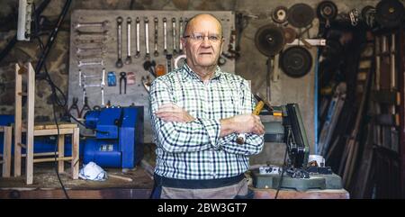 Zimmermann in seiner Werkstatt Stockfoto