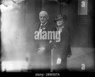 Sir Lionel Fletcher heiratete in Knightsbridge. Sir E Lionel Fletcher heiratet Frau Lube Ricks in St. Paul 's Kirche, Knightsbridge. Die Braut und Bräutigam . April 1935 Stockfoto