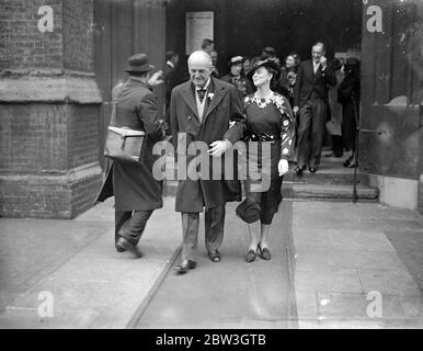 Sir Lionel Fletcher heiratete in Knightsbridge. Sir E Lionel Fletcher heiratet Frau Lube Ricks in St. Paul 's Kirche, Knightsbridge. Die Braut und Bräutigam . April 1935 Stockfoto