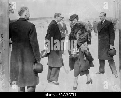 Herzog und Herzogin von Kent verlassen auf dem Luftweg nach Belgrad. Der Herzog und die Herzogin von Kent bei der Abreise aus Croydon. April 1935 Stockfoto