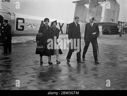 Herzog und Herzogin von Kent kommen in Paris auf dem Weg nach Belgrad an. Der Herzog von Herzogin von Kent, der bei der Ankunft in Le Bourget aus dem Flugzeug kommt. April 1935 Stockfoto