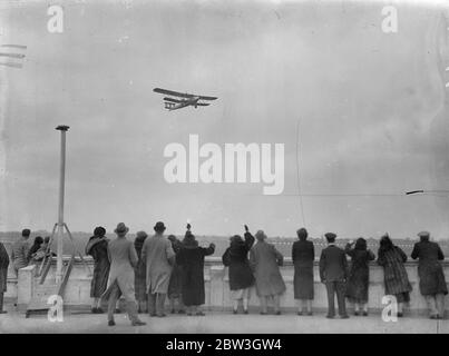 Herzog und Herzogin von Kent verlassen auf dem Luftweg nach Belgrad. Der Imperial Airways Liner Horatius, der den Herzog und die Herzogin von Kent und M Corbin, französischer Botschafter, trägt, vorbei an der Menge, als er Croydon verließ. April 1935 Stockfoto