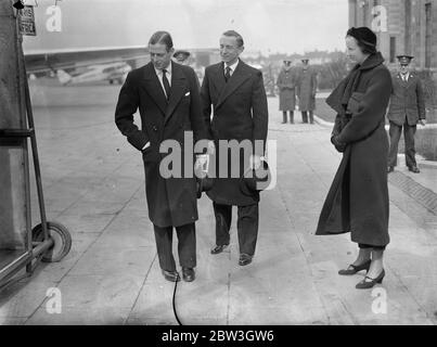 Herzog und Herzogin von Kent verlassen auf dem Luftweg nach Belgrad. Herzog von Kent verlässt Croydon nach Belgrad. April 1935 Stockfoto