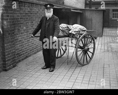 London 's letzte bärtige Postmann. 68 und noch in Arbeit . Bärtige Mr T W Hills bei der Arbeit an der East Street, Barking Depot. April 1935 Stockfoto