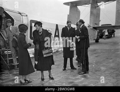 Herzog und Herzogin von Kent kommen in Paris auf dem Weg nach Belgrad an. Der Herzog von Herzogin von Kent, der bei der Ankunft in Le Bourget aus dem Flugzeug kommt. April 1935 Stockfoto