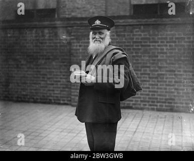 London 's letzte bärtige Postmann. 68 und noch in Arbeit . Bärtige Mr T W Hills bei der Arbeit an der East Street, Barking Depot. April 1935 Stockfoto