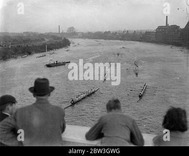 Mehr als tausend Ruderer an der Spitze des Flusses Rennen. Die elfte jährliche Head of the River Race fand auf der Themse von Mortlake nach Putney, die Rückseite der Universität natürlich. Die waren 139 Besatzungen eingegeben, die Ruderer Nummerierung mehr als 1,200. Der Start des Rennens . 21 März 1935 Stockfoto