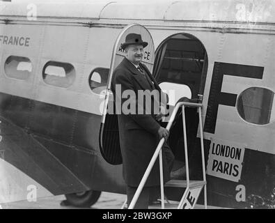 M Flandin verlässt die französische Regierung, um über die deutsche Erklärung gegenüber der Liga zu berichten. Herr Flandin, französischer Außenminister, verließ Croydon per Flugzeug nach Paris, um seiner Regierung über Herrn von Ribbentrop Bericht zu erstatten, sagte Hitlers Vertreter dem Rat. "Wir betrachten den Locarno-Vertrag als tot, und das nicht durch die Schuld Deutschlands. Foto zeigt, M Flandin zu Fuß zum Flugzeug in Croydon. 19 März 1936 Stockfoto