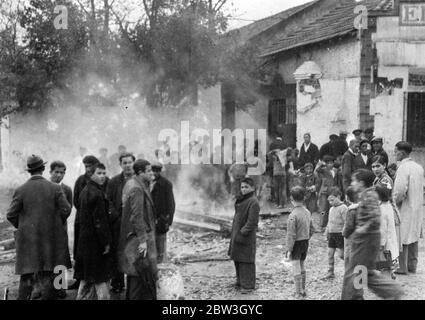 Madrid Mob feuert Kirchen . Polizei eröffnet Feuer auf Randalierer . Die Menge, die die brennenden Trümmer eines Gebäudes umgab, nachdem die Randalierer es in Madrid abgefeuert hatten. 15 März 1935 Stockfoto