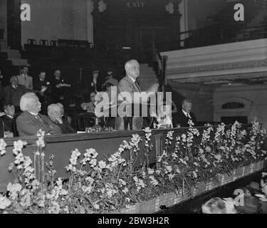 David Lloyd George und Lord Cecil auf Frieden und Wiederaufbau Konvention in der Central Hall . Foto zeigt, Lloyd George und Dr. Scott Lidgett hören aufmerksam auf eine Adresse auf der Convention. Juli 1935 Stockfoto