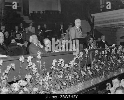 David Lloyd George und Lord Cecil auf Frieden und Wiederaufbau Konvention in der Central Hall . Foto zeigt, Lloyd George und Dr. Scott Lidgett hören aufmerksam auf eine Adresse auf der Convention. Juli 1935 Stockfoto