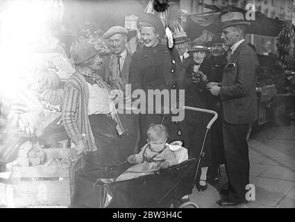 Sozialistische Tochter im Gesetz der Peer beginnt Wahlkampf in St. George's, Westminster. Die Hon Frau Christopher Fremantle canvasing Stallhalter in Lupus Street, mit ihrem Sohn, Adam. 25. Oktober 1935 Stockfoto