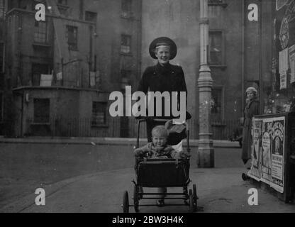 Sozialistische Tochter im Gesetz der Peer beginnt Wahlkampf in St. George's, Westminster. Die Hon Frau Christopher Fremantle canvasing Stallhalter in Lupus Street, mit ihrem Sohn, Adam. 25. Oktober 1935 Stockfoto