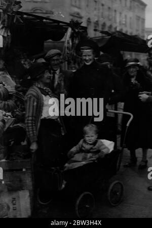 Sozialistische Tochter im Gesetz der Peer beginnt Wahlkampf in St. George's, Westminster. Die Hon Frau Christopher Fremantle canvasing Stallhalter in Lupus Street, mit ihrem Sohn, Adam. 25. Oktober 1935 Stockfoto