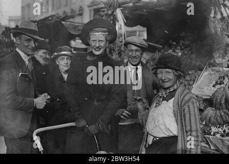 Sozialistische Tochter im Gesetz der Peer beginnt Wahlkampf in St. George's, Westminster. Die Hon Frau Christopher Fremantle canvasing Stallhalter in Lupus Street, mit ihrem Sohn, Adam. 25. Oktober 1935 Stockfoto