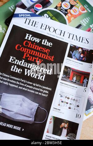 Ein Musterexemplar der Epoch Times, das in Großbritannien mit anderen allgemeinen, unerbetenen Post in die Post geschickt wurde, in denen behauptet wird, dass die Kommunistische Partei Chinas für eine Vertuschung des Coronavirus-Ausbruchs in Wuhan verantwortlich sei. Stockfoto