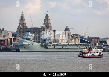 Liverpool, England. Blick auf die HMS Queen Elizabeth, die am Kreuzfahrtterminal von Liverpool liegt, mit den Cunard-Gebäuden im Hintergrund. Stockfoto