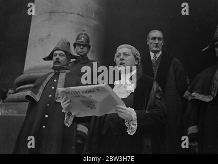 Gemeiner Kritiker liest Proklamation Auflösung parlament von Royal Exchange Schritte in London . Die Menge, die der Verkündigung zuhört, wird vorgelesen. 26. Oktober 1935 Stockfoto