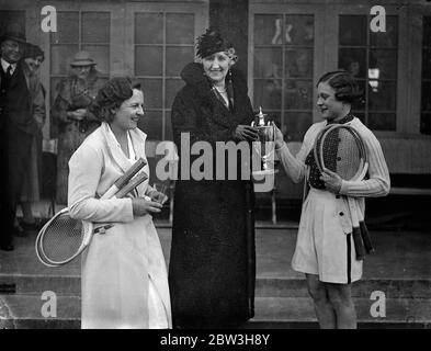 Mary Heeley schlägt Betty Nutall im Paddington Finale. Lady Lidiard präsentiert die Trophäe Mary Heeley von Betty Nutall beobachtet. April 1935 Stockfoto