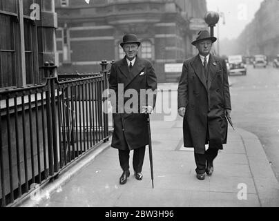 Earl Cromer, Lord Chamberlain, hat Publikum des Königs, zu Hause von Gesundheit Kreuzfahrt. Präsentationen Problem diskutiert . Zurück in London nach einer zweimonatigen Gesundheitskreuzfahrt nach West Indies, wurde Earl Cromer, der Lord Chamberlain, vom König im Buckingham Palace in Audienz empfangen. Es wird davon ausgegangen, dass Earl Cromer mit dem König die Frage der Präsentationen am Hof diskutiert. Das Problem der Präsentationen wird dadurch verschärft, dass so viele Frauen im nächsten Jahr an den Krönungsgerichten vorgestellt werden wollen. Foto zeigt, Lord Cromer (links) auf dem Weg zum Buckingham Palace von seinem Lardo Stockfoto