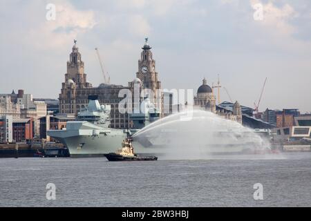 Liverpool, England. Blick auf die HMS Queen Elizabeth, die am Kreuzfahrtterminal von Liverpool liegt, mit den Cunard-Gebäuden im Hintergrund. Stockfoto