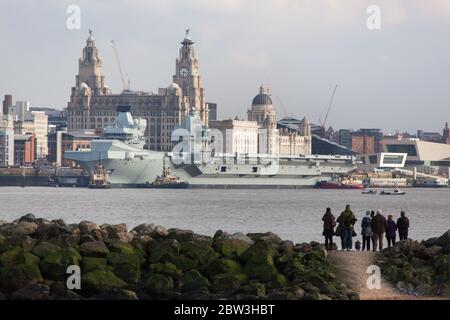 Liverpool, England. Blick auf die HMS Queen Elizabeth, die am Kreuzfahrtterminal von Liverpool liegt, mit den Cunard-Gebäuden im Hintergrund. Stockfoto