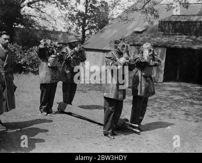 Siebenhundertfünfzig Rotes Kreuz, VAD ' s nehmen an Anti - Gas-Übungen in der Nähe von Winchester. Foto zeigt: Krankenschwestern in Gasmasken bereit, um bei Verletzten zu helfen 21. Mai 1935 Stockfoto