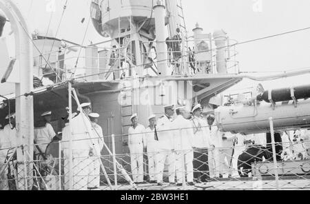 König Boris von Bulgarien inspiziert Französisch Schlachtschiff Verdun in Varna Hafen, Bulgarien. Foto zeigt König Boris salutieren, wie er durch die Ehrenwache an Bord des französischen Schlachtschiffes ging. Juli 1935 Stockfoto