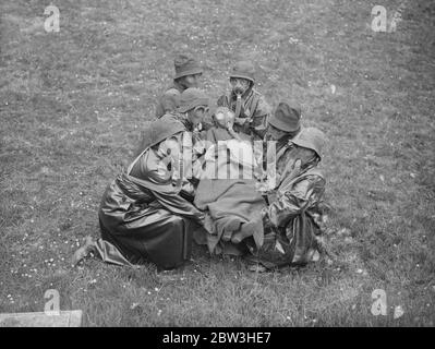 Siebenhundertfünfzig Rotes Kreuz, VAD ' s nehmen an Anti - Gas-Übungen in der Nähe von Winchester. Foto zeigt: Krankenschwestern in Gasmasken helfen bei Verletzten 21. Mai 1935 Stockfoto