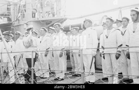 König Boris von Bulgarien inspiziert Französisch Schlachtschiff Verdun in Varna Hafen, Bulgarien. Foto zeigt König Boris salutieren, wie er durch die Ehrenwache an Bord des französischen Schlachtschiffes ging. Juli 1935 Stockfoto